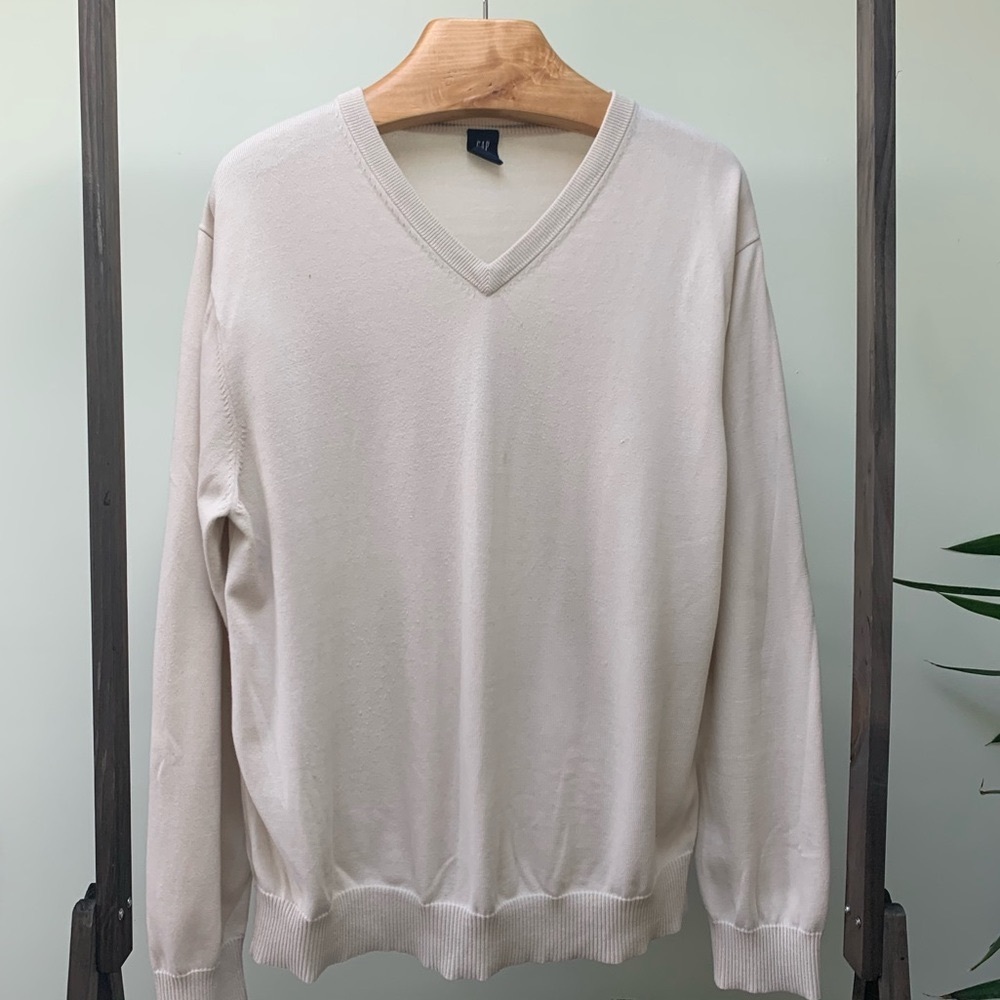 Gap Men’s V-neck cream colored sweater | Size L